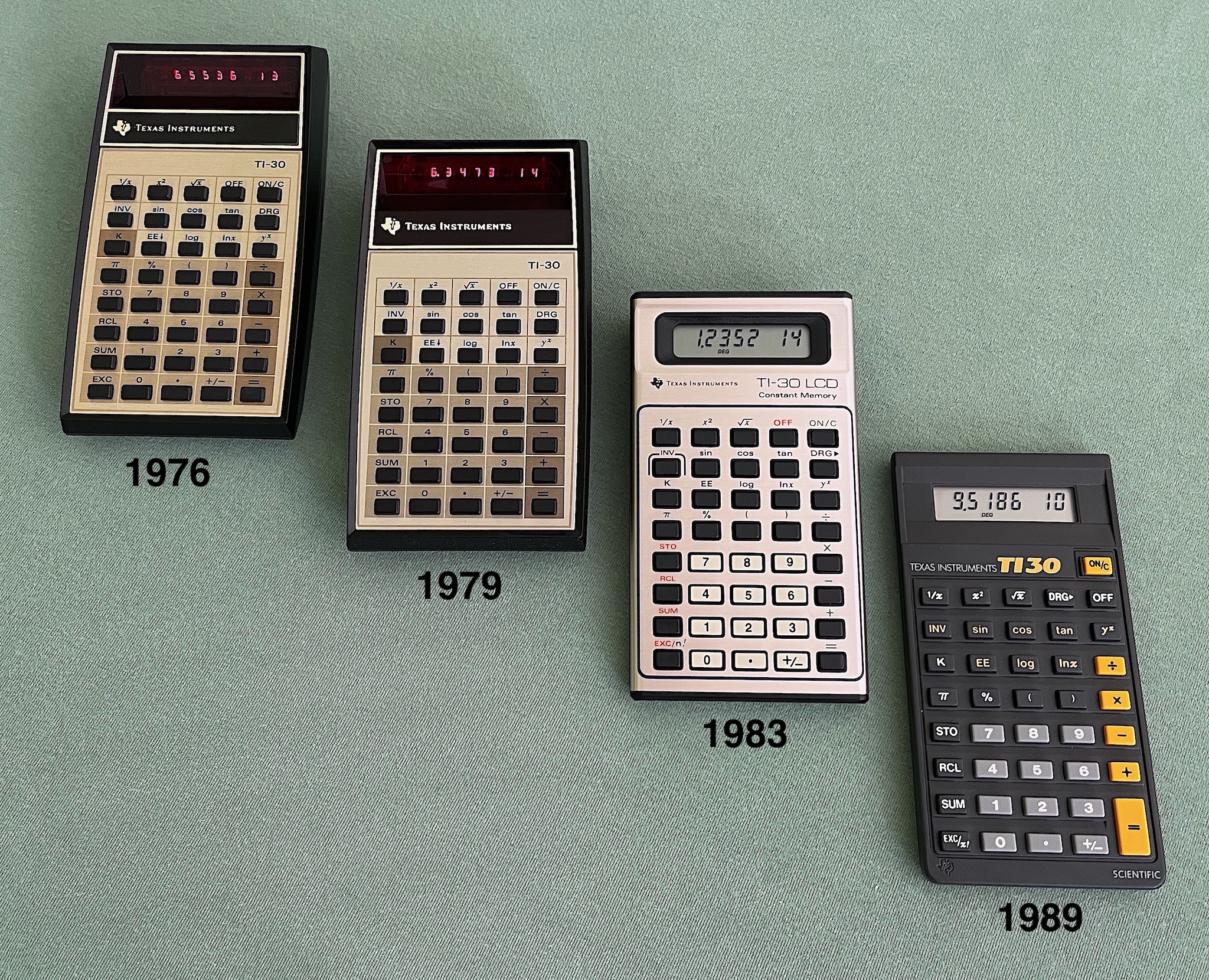 Vier TI-30 Modelle
